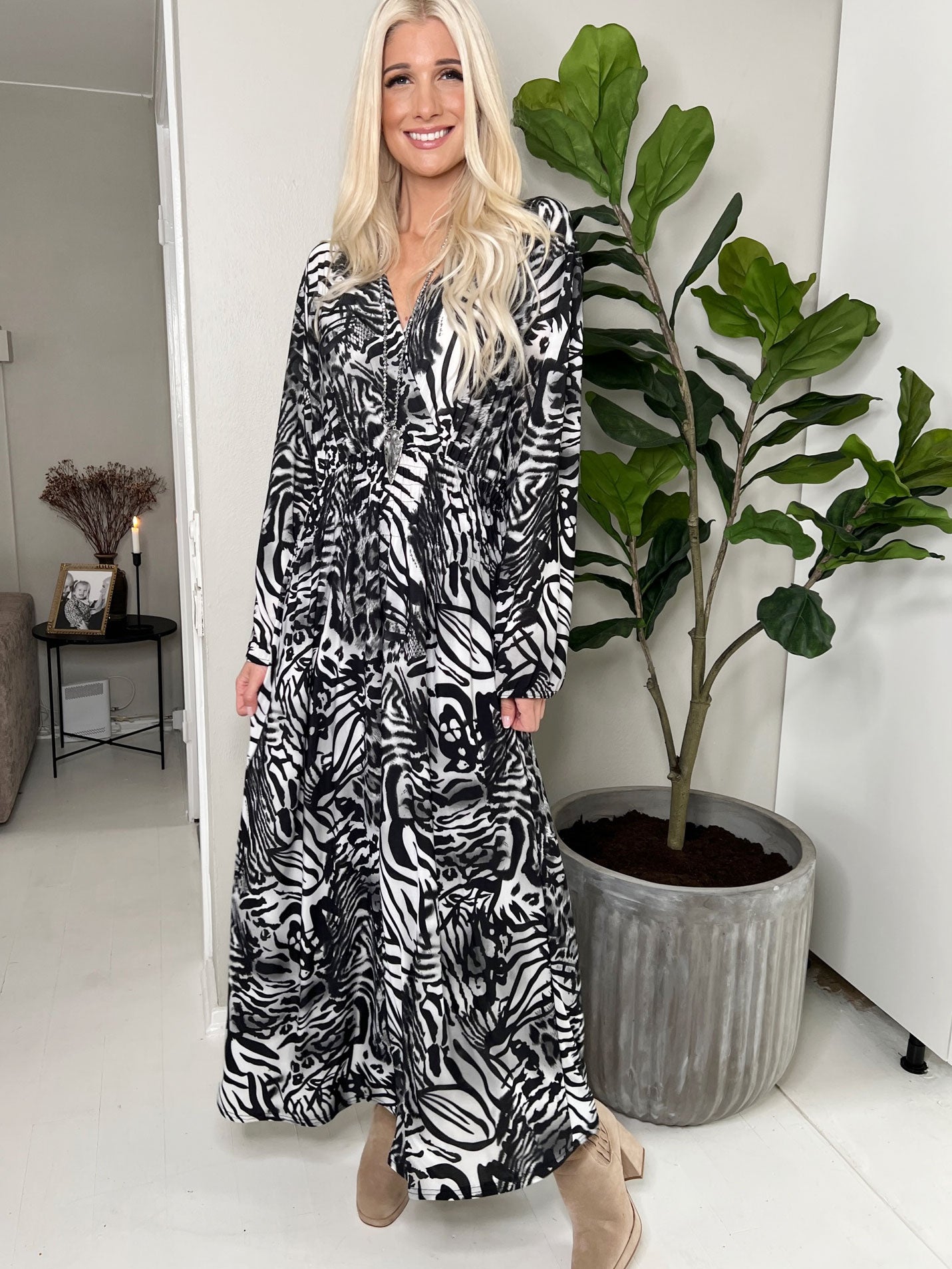 Pams Long Sleeve - Lang elastisk plus size kjole i krølfrit stof